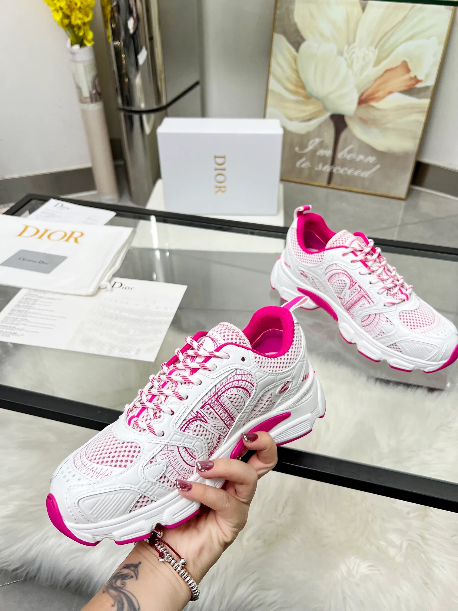 P560🐮🐮The official website of Dijia's new colors has been updated simultaneously [Celebration] This Dior Vibe sneaker incorporates Dior's high-end spirit and reinterprets classic running shoes. White mesh fabric features an Oblique print and is paired with laminated leather-effect panels in gold and silver tones for a contrasting look. It is further embellished with classic details such as 3D effect details, the lucky star symbol on the rear, and the logo on the tongue and rear pull tab. The lightweight sole is embellished with gray stars, complementing a variety of casual or elegant pieces for a modern look. Size: Women’s size 35-41 (35/42 can be customized) Men’s size 40-46 (39/46 can be customized)